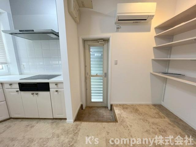 ◎高座郡寒川町一之宮2丁目　中古戸建のキッチン|勝手口付き☆ゴミ捨て等も玄関を通らずに出ることができ便利です◇