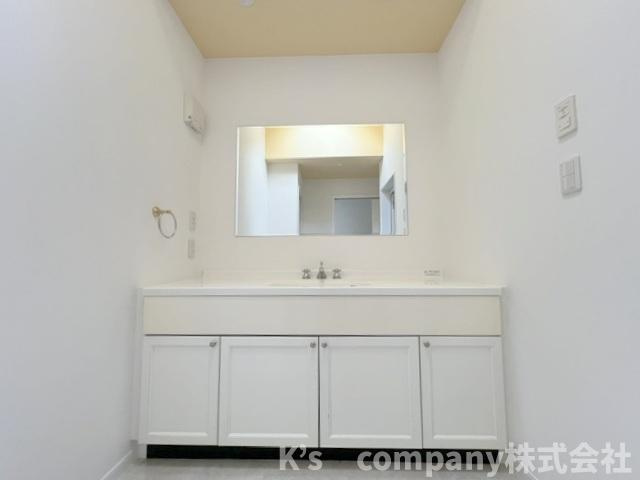 ◎高座郡寒川町一之宮2丁目　中古戸建の独立洗面台|横幅にゆとりのある洗面台◇朝の忙しい時間帯にもご家族がストレスなくご準備いただけます◇