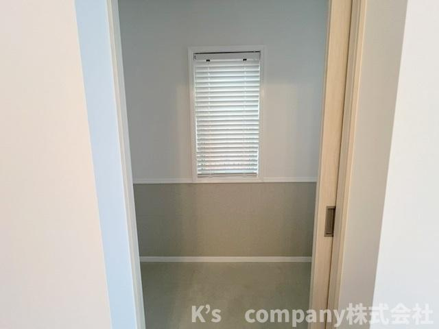 ◎高座郡寒川町一之宮2丁目　中古戸建の収納|洋室9.4帖に隣接しているマッドルーム◇ご家族の収納スペースとしてお使いいただけます◇