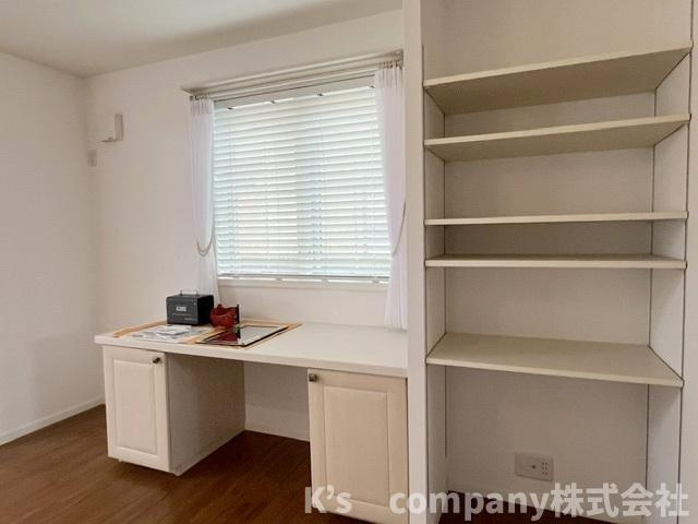 ◎高座郡寒川町一之宮2丁目　中古戸建の収納|リビングにはフリーカウンターが設けられており、お子様のお勉強やお洗濯物を畳んだり、アイロンがけなどにお使いいただけます◇