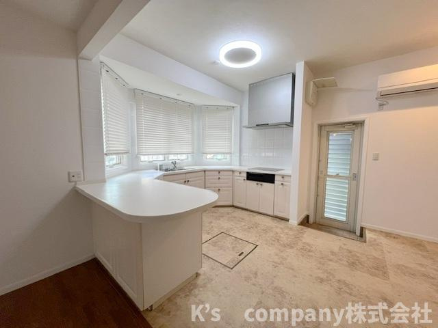 ◎高座郡寒川町一之宮2丁目　中古戸建のキッチン|ラウンド型のキッチンスペース◇御家族とお料理時間を楽しめます♪