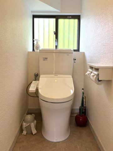 木々に囲まれたプライベート感のあるコンパクトな物件のトイレ