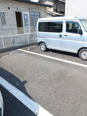 アヴァンガーデンⅤの駐車場