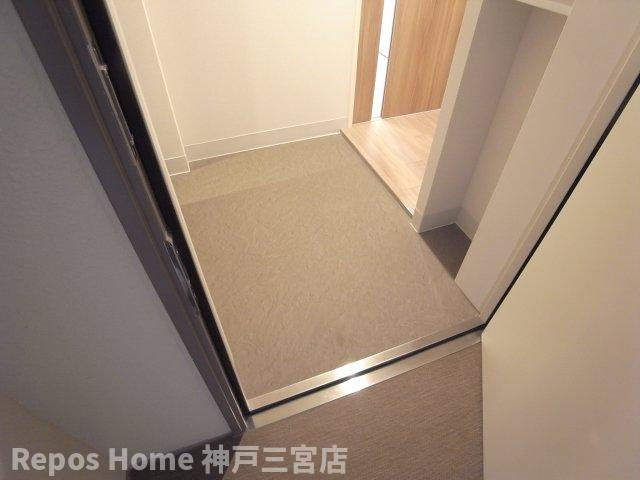 クロスレジデンス神戸元町の玄関