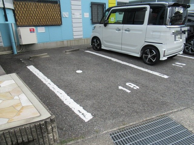 マンションアムールの駐車場