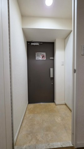 スカイコート神田弐番館の玄関