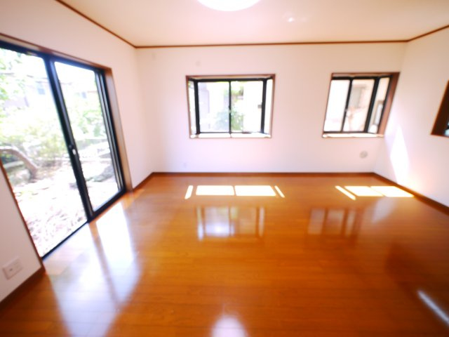 八街市泉台　中古戸建の居間・リビング|内外装リフォーム済み令和8年8月軽自動車は2台可 JR総武本線榎戸駅徒歩約12分 閑静な分譲地内