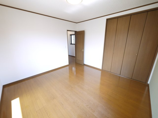 八街市泉台　中古戸建の洋室|内外装リフォーム済み令和8年8月軽自動車は2台可 JR総武本線榎戸駅徒歩約12分 閑静な分譲地内