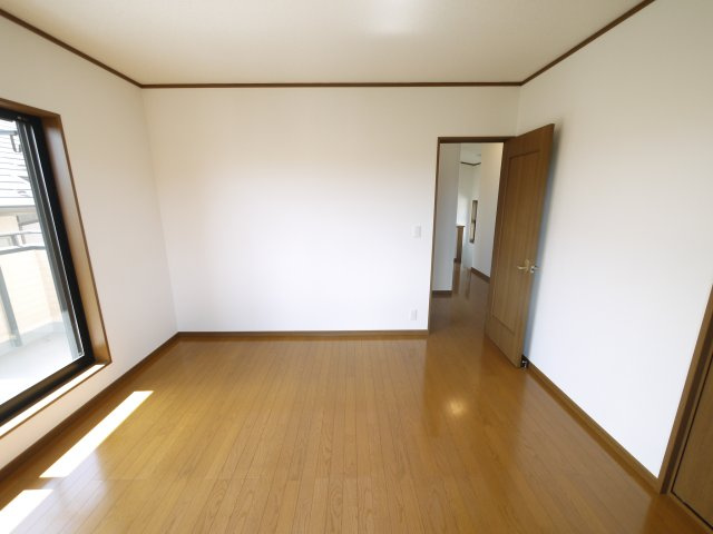 八街市泉台　中古戸建の洋室|内外装リフォーム済み令和8年8月軽自動車は2台可 JR総武本線榎戸駅徒歩約12分 閑静な分譲地内