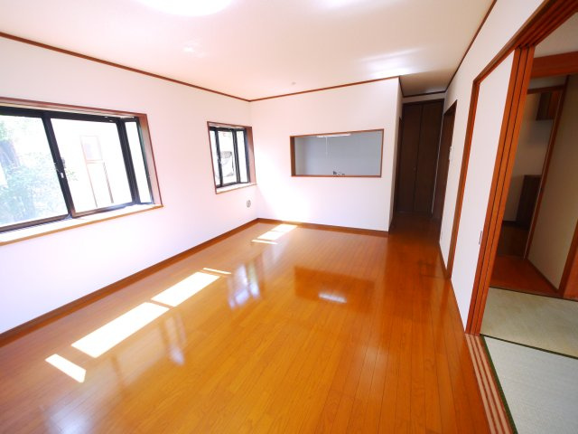 八街市泉台　中古戸建の居間・リビング|内外装リフォーム済み令和8年8月軽自動車は2台可 JR総武本線榎戸駅徒歩約12分 閑静な分譲地内