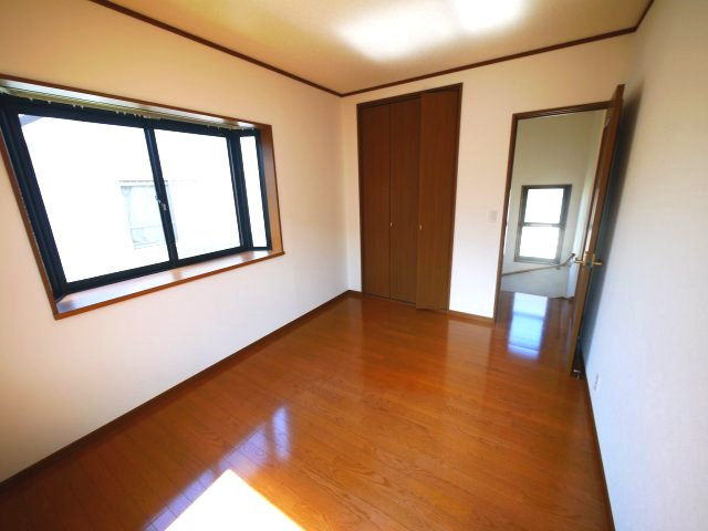 八街市泉台　中古戸建の洋室|内外装リフォーム済み令和8年8月軽自動車は2台可 JR総武本線榎戸駅徒歩約12分 閑静な分譲地内