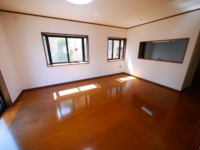八街市泉台　中古戸建の居間・リビング|内外装リフォーム済み令和8年8月軽自動車は2台可 JR総武本線榎戸駅徒歩約12分 閑静な分譲地内