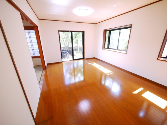 八街市泉台　中古戸建の居間・リビング|内外装リフォーム済み令和8年8月軽自動車は2台可 JR総武本線榎戸駅徒歩約12分 閑静な分譲地内