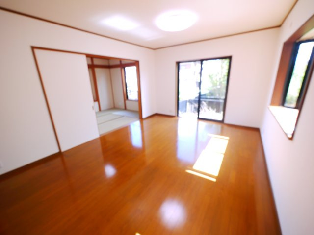 八街市泉台　中古戸建の居間・リビング|内外装リフォーム済み令和8年8月軽自動車は2台可 JR総武本線榎戸駅徒歩約12分 閑静な分譲地内