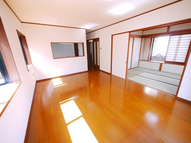 八街市泉台　中古戸建の居間・リビング|内外装リフォーム済み令和8年8月軽自動車は2台可 JR総武本線榎戸駅徒歩約12分 閑静な分譲地内
