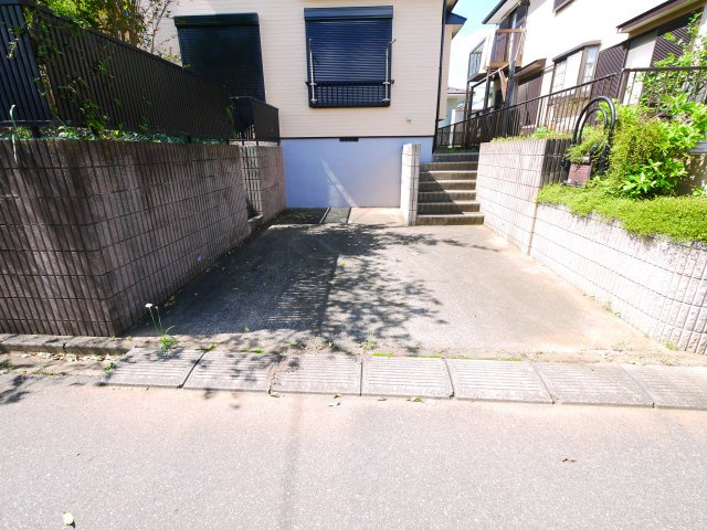 八街市泉台　中古戸建の駐車場|内外装リフォーム済み令和8年8月軽自動車は2台可 JR総武本線榎戸駅徒歩約12分 閑静な分譲地内