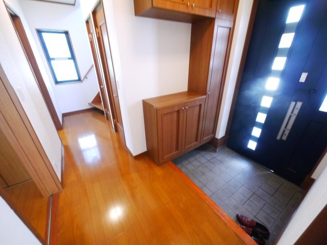 八街市泉台　中古戸建の玄関|内外装リフォーム済み令和8年8月軽自動車は2台可 JR総武本線榎戸駅徒歩約12分 閑静な分譲地内