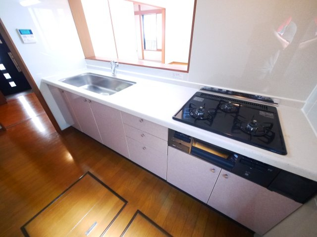 八街市泉台　中古戸建のキッチン|内外装リフォーム済み令和8年8月軽自動車は2台可 JR総武本線榎戸駅徒歩約12分 閑静な分譲地内