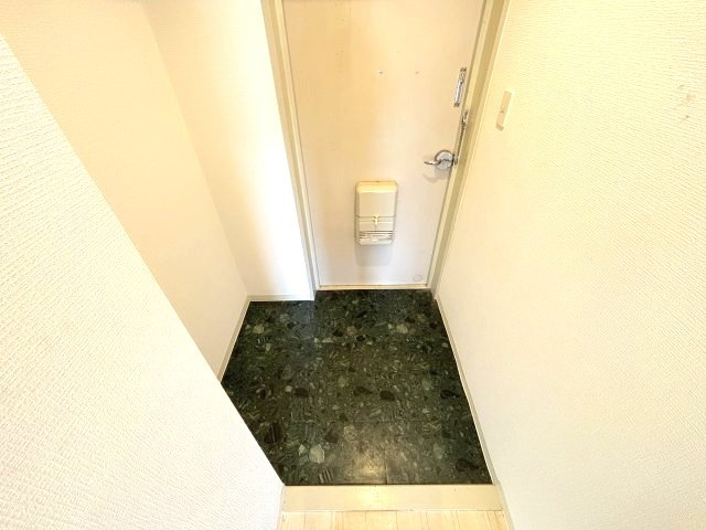 新栄プロパティー軽里の玄関