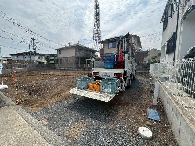 八王子北野7期　の前面道路含む現地写真|（A号棟側からB号棟側へ撮影）敷地内にはお車1台駐車可能。