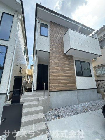 八王子市元本郷町12期　1号棟の外観|シャープなフォルムと木目の温もりが調和した、洗練された外観デザインが魅力です。