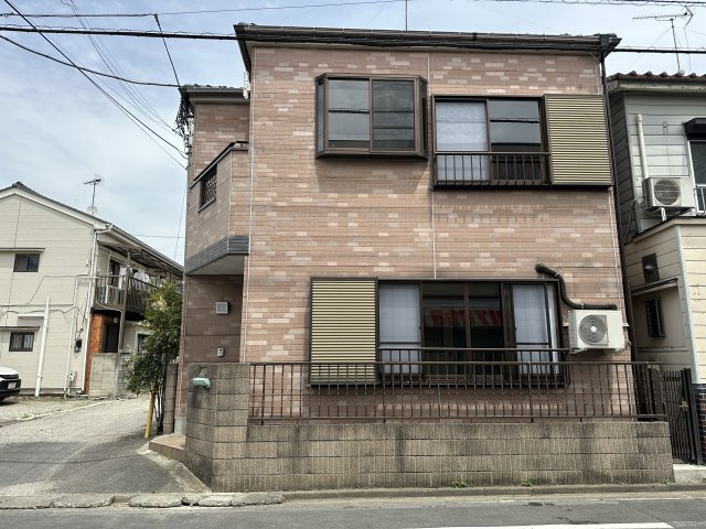 川崎市川崎区浅田の外観|落ち着いた色合いの外観が印象的な住まい。角地ならではの視界の抜け感が、毎日の暮らしに心地よさをもたらします。