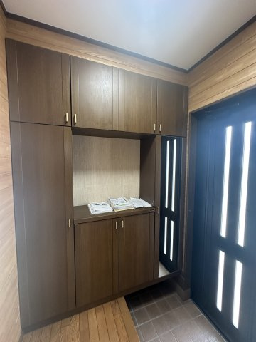 川崎市川崎区浅田のエントランス|収納力の高いシューズボックスが標準装備。ご家族分のお履き物をスッキリ収納可能です。姿見付きなので、お洋服に合わせたお履き物選びが捗ります。