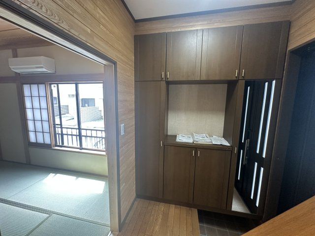 川崎市川崎区浅田のエントランス|帰宅後すぐに家族との時間を感じられる、温かな住空間です。
