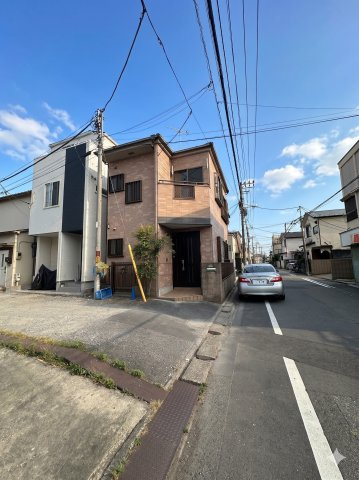 川崎市川崎区浅田の前面道路含む現地写真|7.2ｍ幅道路に面しており、開放感のある住環境。近隣にはスーパーやコンビニなどお買い物施設が点在しており、暮らしの利便性に長けています。