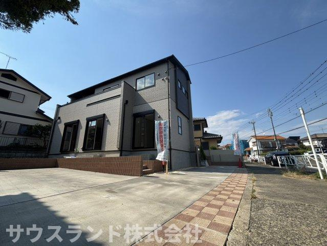 八王子市北野台2期の前面道路含む現地写真|幅員約12ｍ道路に面し、開放感を感じやすく、車の出し入れもしやすい、暮らしやすさが魅力の立地です。