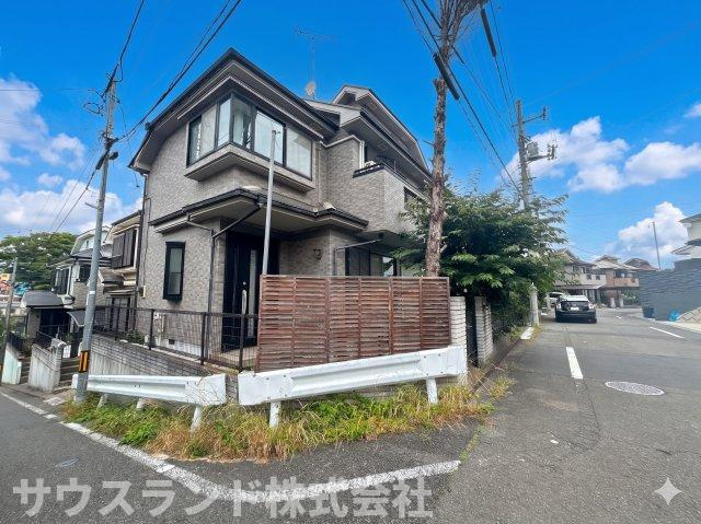 八王子市山田町の前面道路含む現地写真|角地に位置し、周辺には高い建物が無いので開放感に溢れ、陽当たり・風通しにも恵まれています。