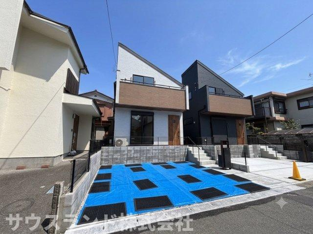 八王子市散田町第2　2号棟の前面道路含む現地写真|コンビニ・スーパーが徒歩11分圏内に整い、暮らしに便利な立地です。