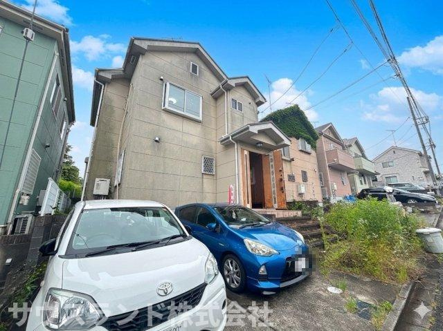 八王子市宇津木町の前面道路含む現地写真|敷地内にお車2台駐車可能。ご夫婦それぞれのお車を停められます。