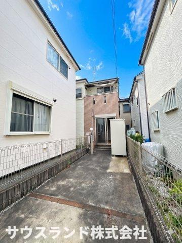 八王子市横川町の外観|道路から少し奥まった配置が、落ち着いた住環境を演出。周囲からの視線にも配慮しやすく、ゆったりと暮らせる住まいです。