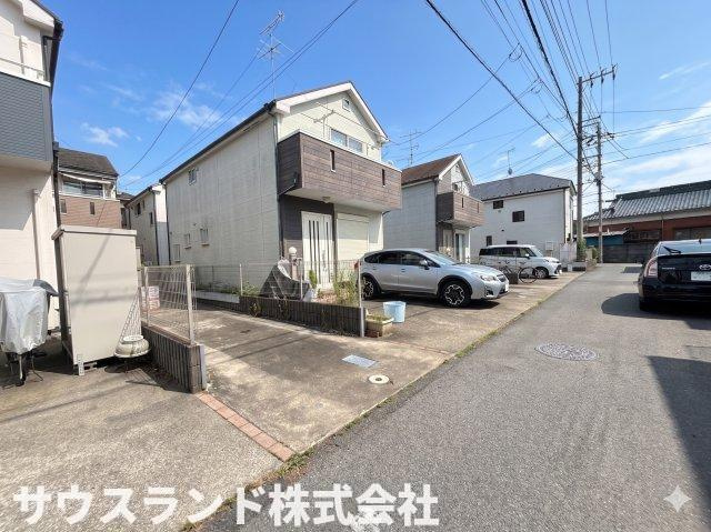 八王子市横川町の前面道路含む現地写真|スーパーとコンビニが徒歩10分圏内に揃った便利な住環境。毎日のお買い物がしやすく、暮らしやすさを実感できる立地です。