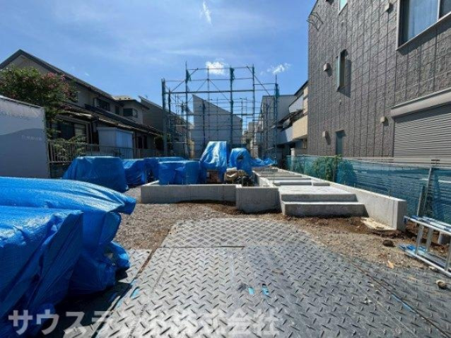 八王子市台町４丁目2号棟の外観|南側が広く開けており、一日を通してあたたかな太陽の光がたっぷりと差し込む明るい敷地です！お洗濯物やお布団もカラッと気持ちよく乾き、冬場でもポカポカと暖かく快適に過ごせる魅力的なお家です♪