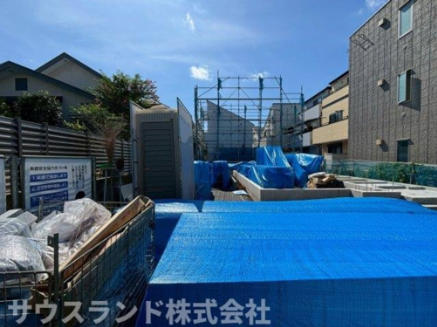 八王子市台町４丁目2号棟の外観|周辺は緑が残り四季の移ろいを身近に感じられる自然豊かで大変環境の良い立地です！歩道もしっかり整備された見通しの良い安全な通学路で、大切なお子様が毎日笑顔で学校へ通う姿を温かく見守れます♪