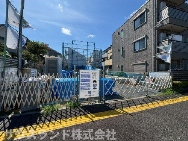 八王子市台町４丁目2号棟の外観|前面道路は平坦で舗装されており、ベビーカーや自転車での移動もスムーズに行えます！見通しが良く車の出し入れもしやすい広さがあるため、運転が苦手な方でも安心してお車でお出かけしていただけます♪