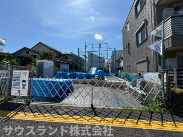 八王子市台町４丁目2号棟の外観|奥行きのあるゆったりとした敷地で、隣接するお家との間隔もしっかりと確保されています！プライバシーが守られやすく、周囲の視線を気にせずにご家族でのんびりとリラックスした時間を過ごせますね♪