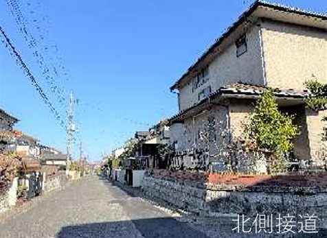 八王子市北野台の前面道路含む現地写真|良好な住環境を守る、第一種低層住居専用地域に立地。自然と優れた都市機能を享受する魅力あふれる住環境。