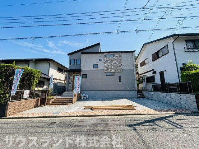 八王子市北野台2丁目の前面道路含む現地写真|カースペース2台駐車可能！（車種によります）ご夫婦でそれぞれのお車を停められます。