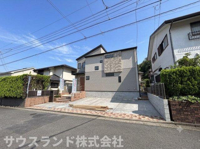 八王子市北野台2丁目の前面道路含む現地写真|周辺には高い建物が無いので開放感に溢れ、陽当たり・風通しにも恵まれています。