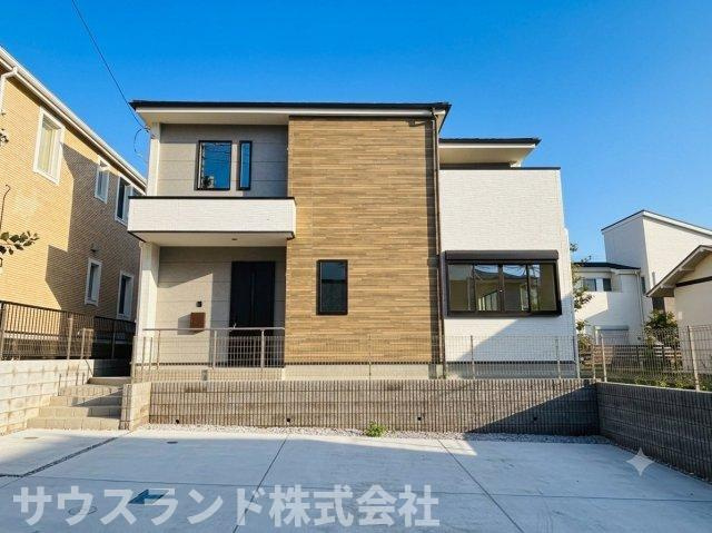 八王子市めじろ台15期の外観|木目調のアクセントが映える、上質感と温もりを感じるスタイリッシュな外観です。