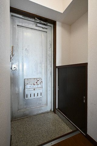 ミヤモトビルの玄関