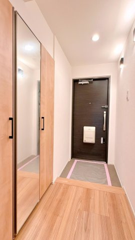 東大島ファミールハイツ1号棟の玄関|【玄関】玄関には大型のシューズクローゼットを設置しておりますのでいつでもスッキリりとした空間を保てます。玄関周りを清潔に使うのはとても大事なことですよね。
