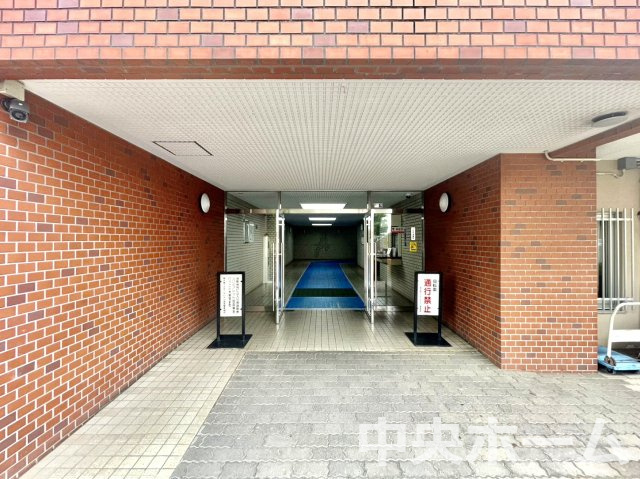 東大島ファミールハイツ1号棟のエントランス|【エントランス】マンションのエントランスは、その物件の印象を決める、顔とも言える場所です。毎日通る場所ですからきれいなのが一番です。エントランス内はオートロックですので暮らしの安全も確保されています。