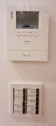 東大島ファミールハイツ1号棟のセキュリティ|【モニターホン】誰が来たかすぐにわかるカラーモニター付きインターホン。通話ボタンを押すまでは室内の音は漏れていませんので相手を確かめてから応対できます。