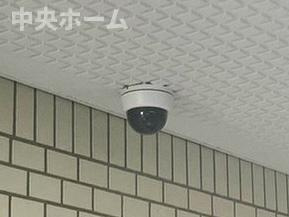 東大島ファミールハイツ1号棟の防犯設備|【防犯カメラ】何かあった時の大事な証拠になることももちろんなりますが、防犯というくらいですので大事なのは防犯カメラがあることによって抑止力につながることですよね。