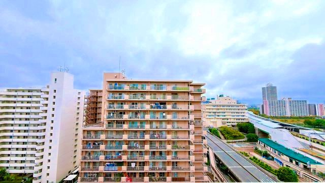 東大島ファミールハイツ1号棟の展望|手を伸ばせば、ふれることが出来そうな環境が、そのままインテリアになったような印象です。その豊かな眺望にふさわしい空間には、通風・採光にも優れ、心地よい光と風があふれています