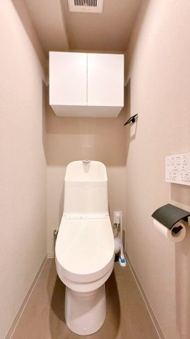 東大島ファミールハイツ1号棟のトイレ|【トイレ】 収納スペースをしっかりと確保した温水洗浄便座機能付きトイレ。温水洗浄便座は清潔にお使いいただくための大切なアイテムです。